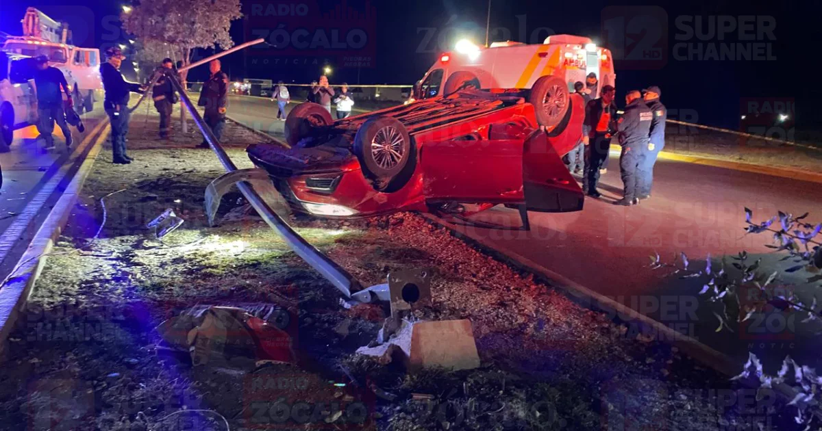 Joven resulta lesionado tras volcadura; conducía el auto de su tío