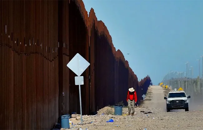 El gobierno norteamericano señala que esta es una de las formas que tienen los coyotes para ofrecer sus servicios.