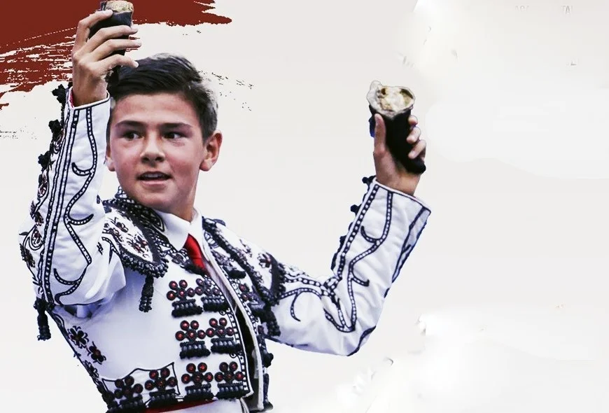 Cortó dos orejas y salió en hombros