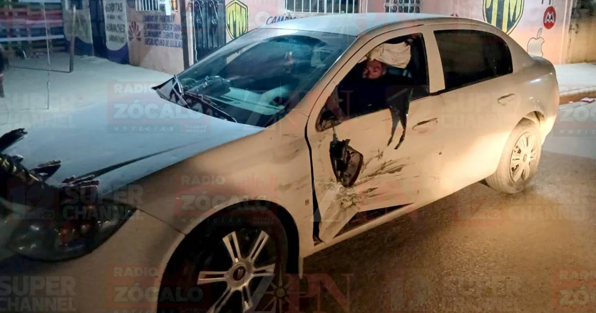 Auto se atraviesa y provoca ser impactado