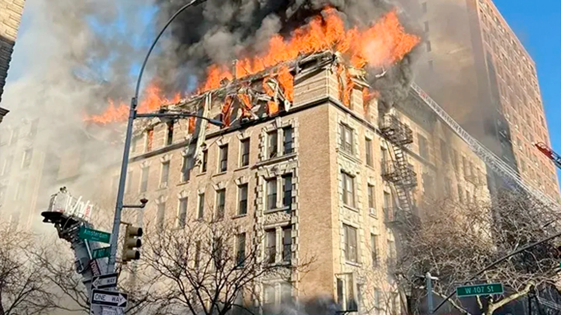 Según medios locales, una parte del lado izquierdo de la estructura se derrumbó, lo que derivó en una lluvia de escombros sobre la calle.