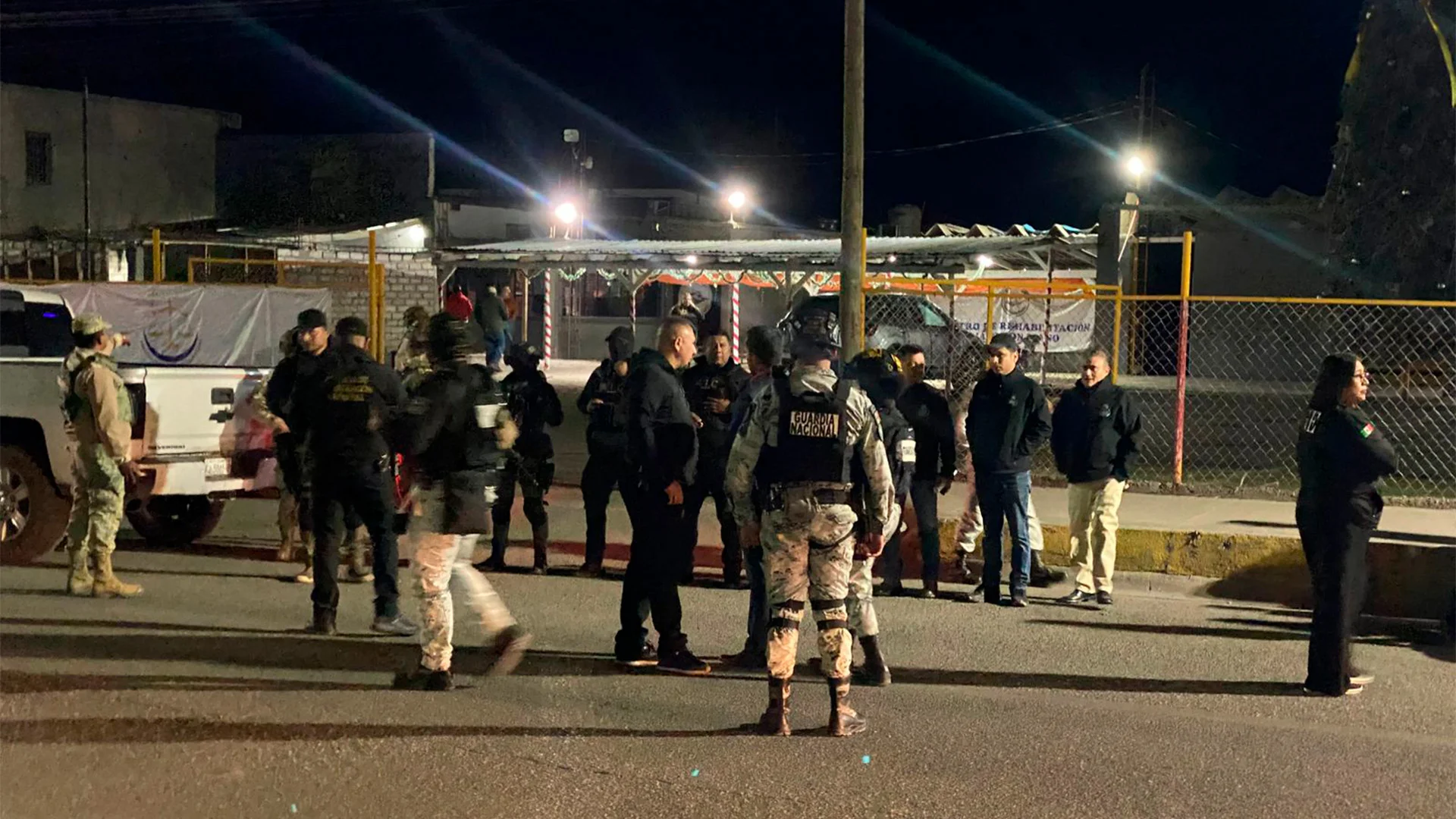 De este cateo, por lo menos cinco personas quedaron detenidas, luego de ser señaladas.