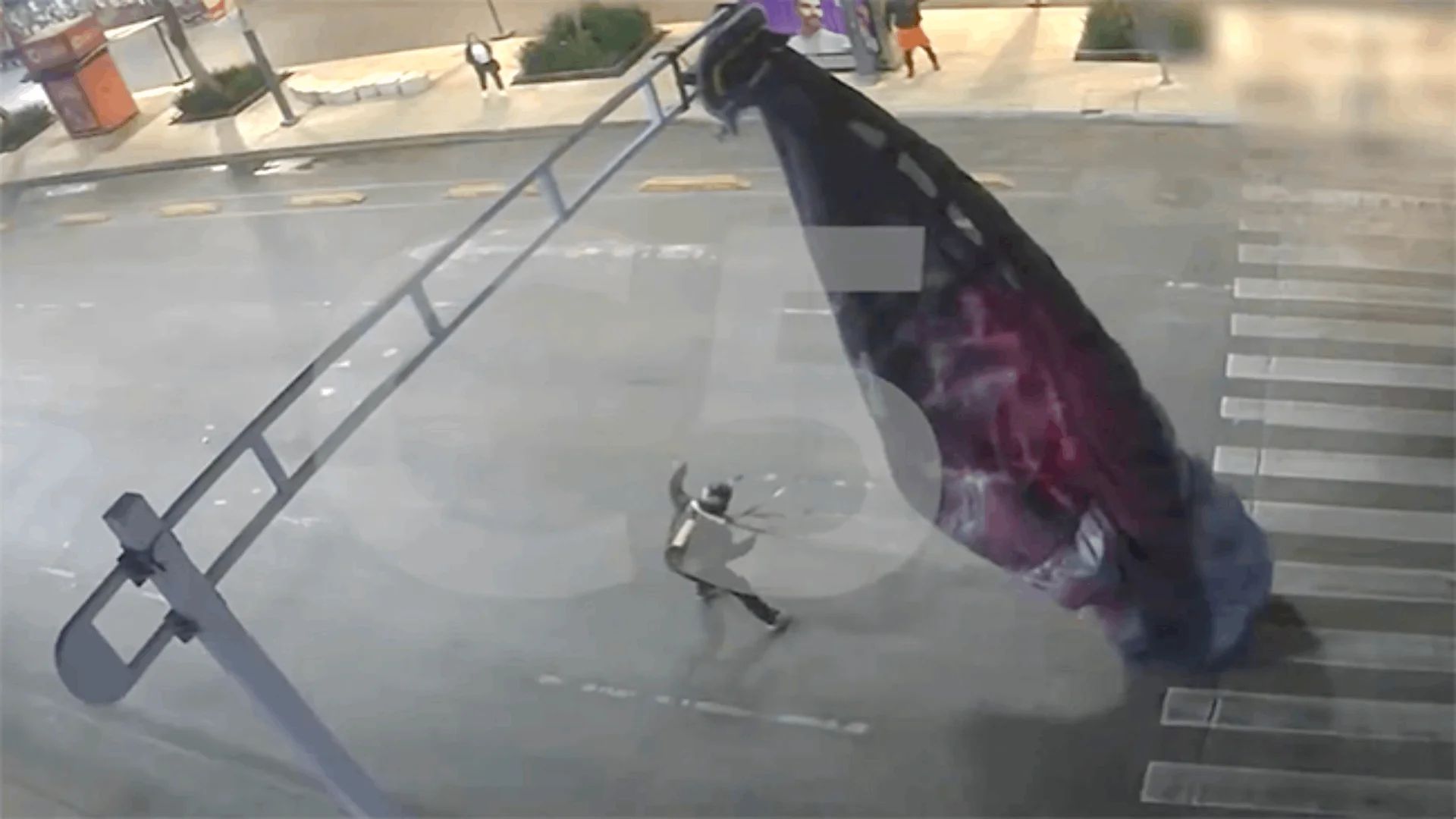 Paracaidista se queda atorado en un semáforo en pleno Centro Histórico de la CDMX