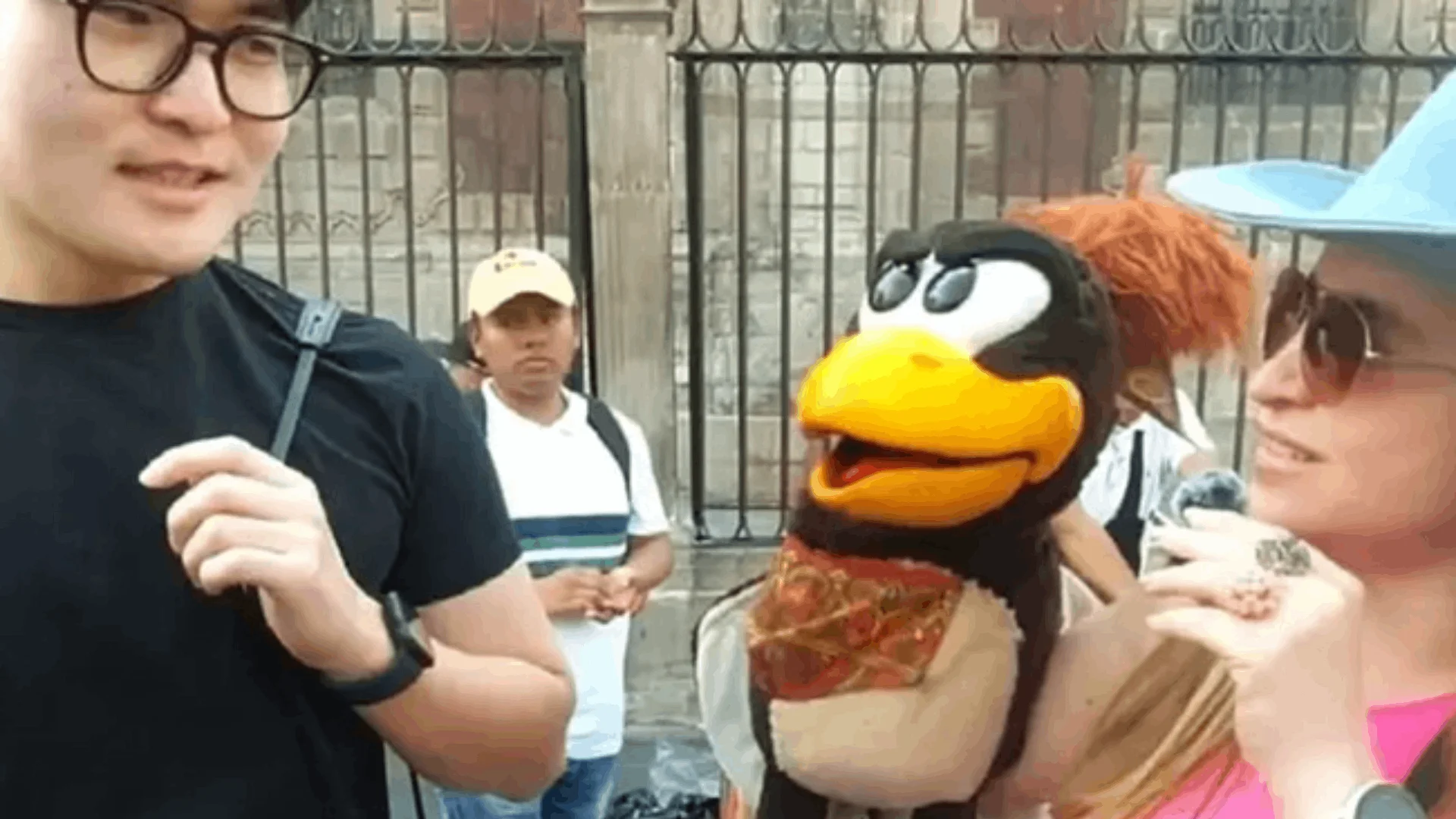 Andy Cantú, famosa ventrílocua de Monterrey, denunció el robo de sus marionetas, mismas que permanecían en una maleta amarilla que fue hurtada.