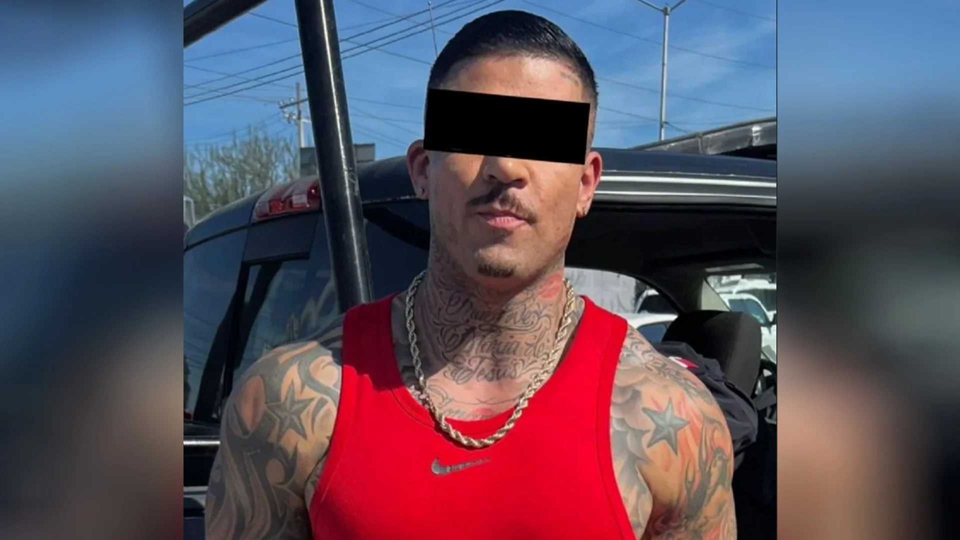 Un exconductor de TV fue detenido en Guadalupe tras ser localizado manejando una camioneta con placas falsas; viajaba con un menor.