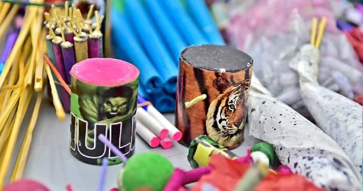 El presidente municipal advirtió que quien sea sorprendido será sancionado conforme marca el reglamento, únicamente se pueden comercializar las tradicionales bengalas, conocidas como lucecitas, ya que no están clasificadas como material explosivo.