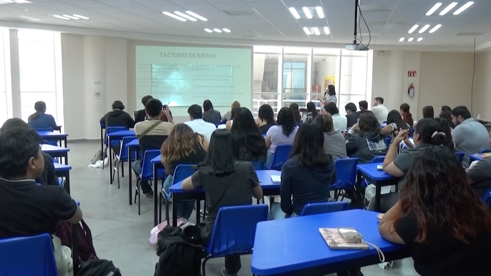 Egresan 22 médicos que empezaron la carrera durante la pandemia