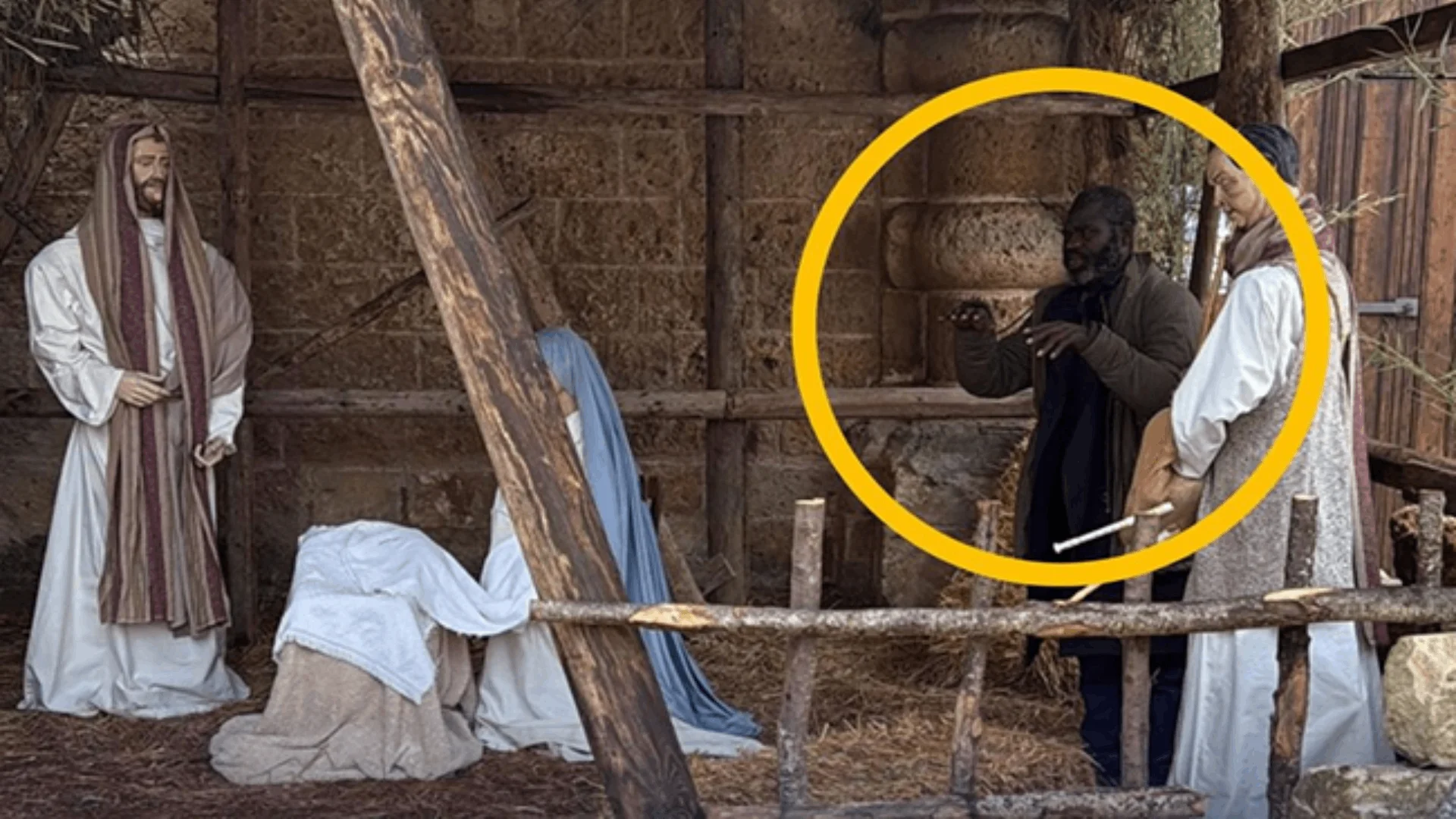 Hombre buscado por la Policía intenta ocultarse en nacimiento de tamaño real; lo descubrió el alcalde