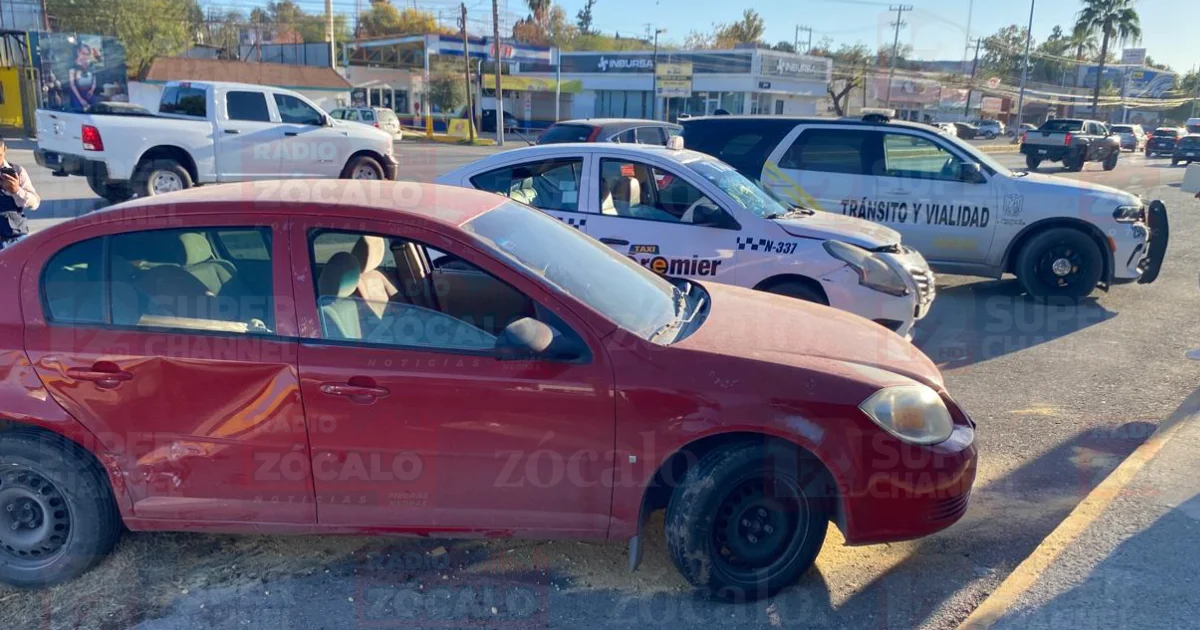 Conductor provoca choque al invadir carril de taxista