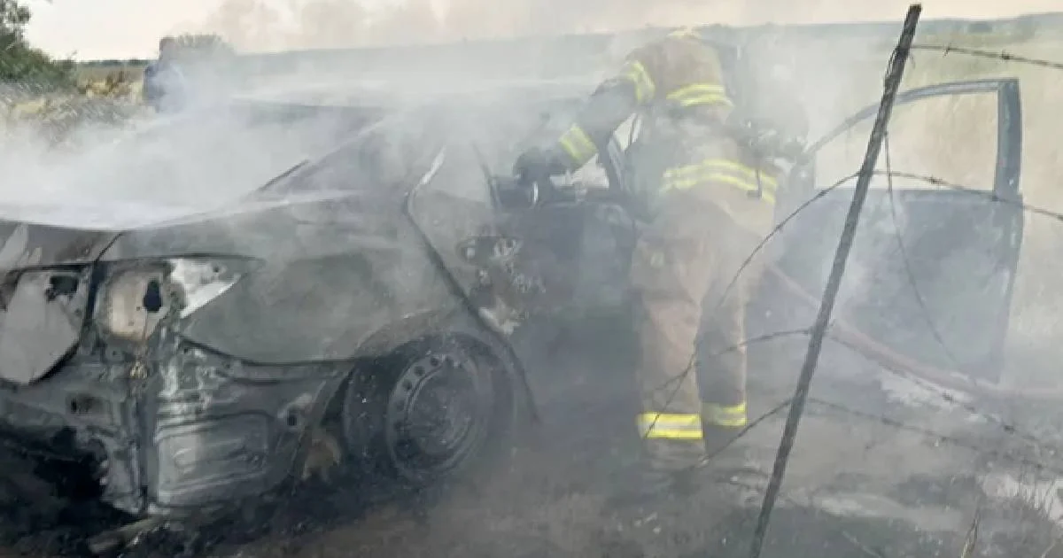 Choque provoca incendio de auto en Carretera Nacional en Linares, NL; hay dos lesionados