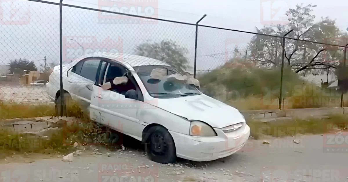 Conductor choca y huye dos veces en colonia Nueva República; impacta cerca escolar y deja el vehículo abandonado.