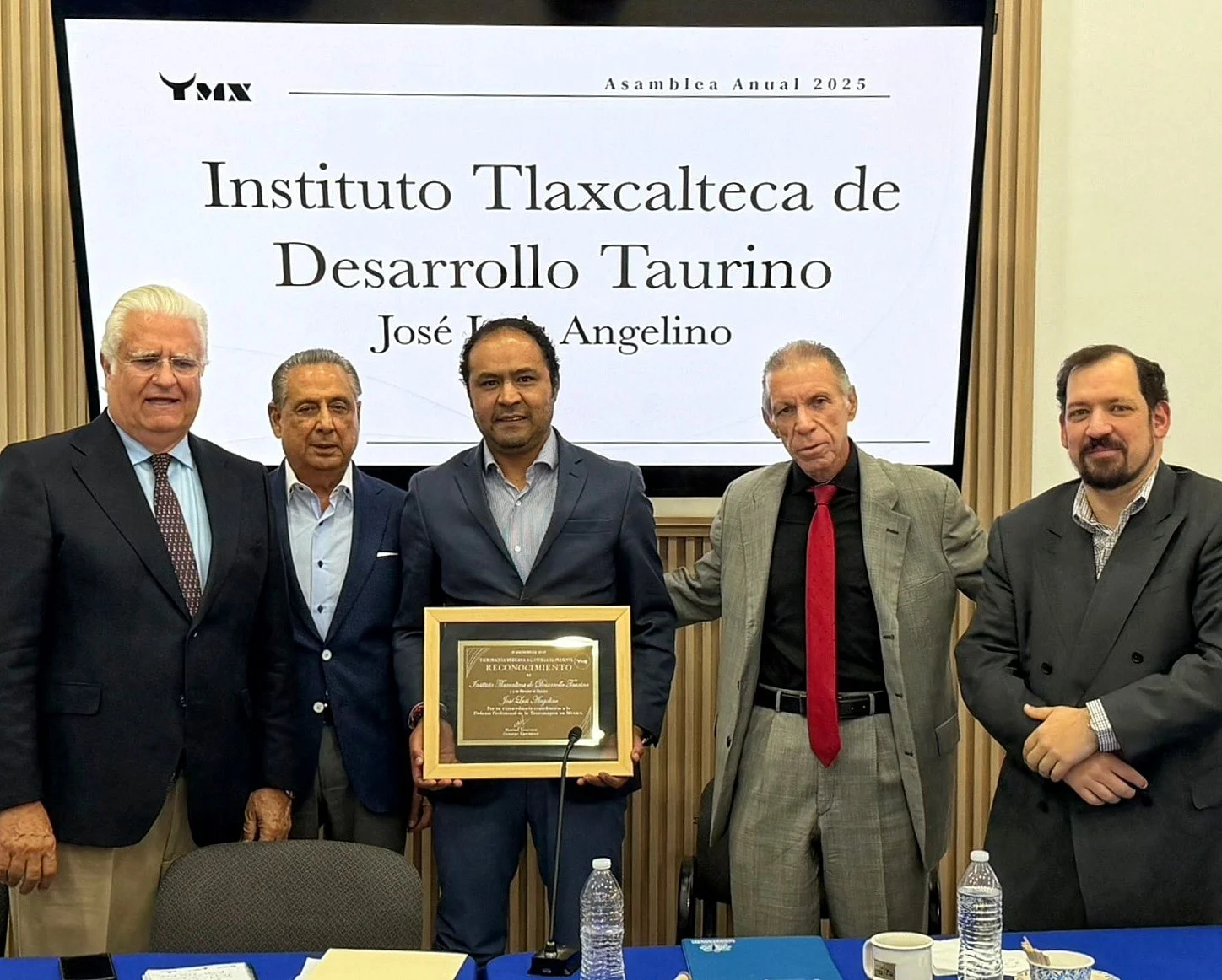 Por su importante labor en la fiesta brava