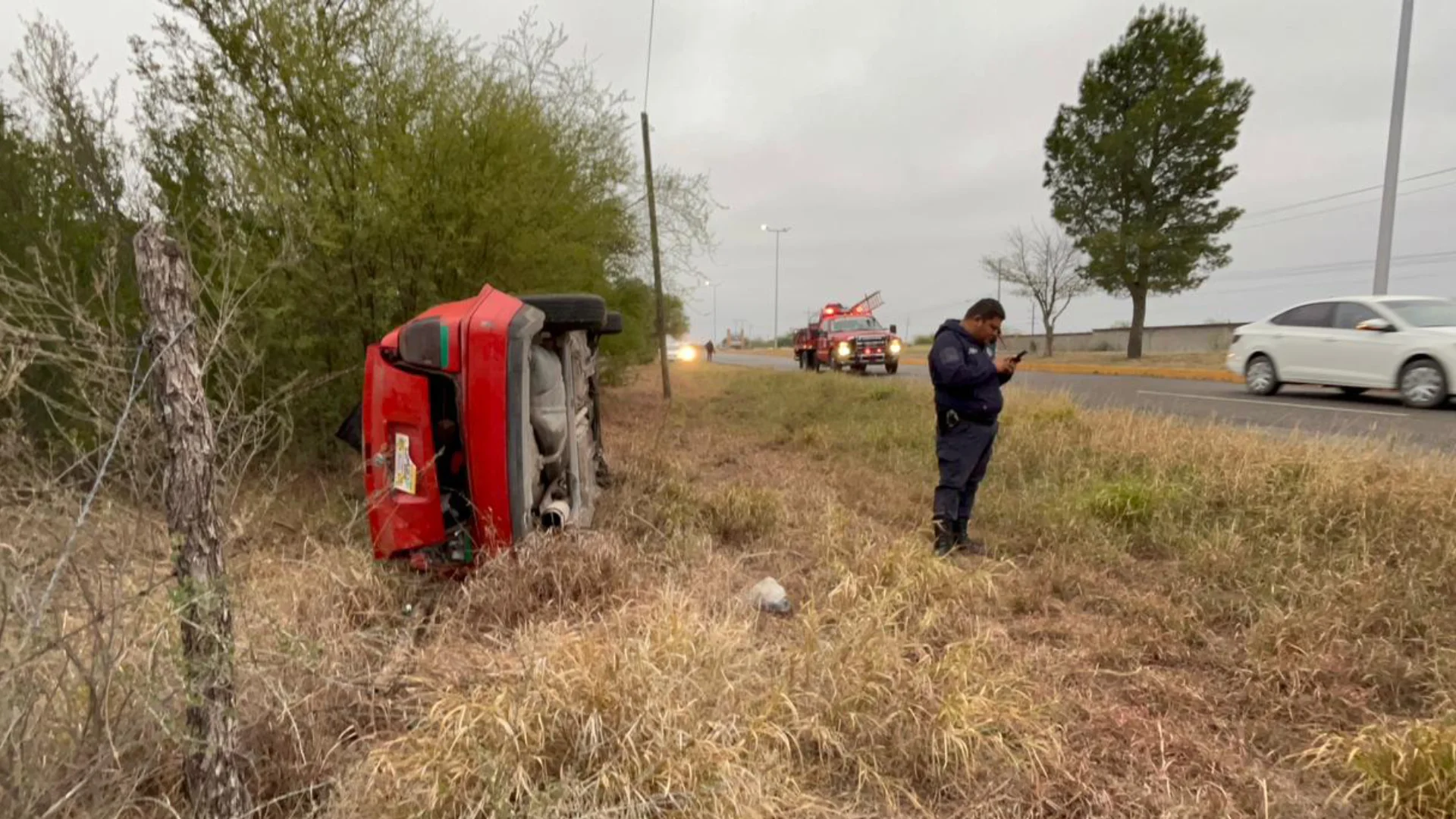 Volcadura deja una conductora lesionada en la carretera Múzquiz-Palaú