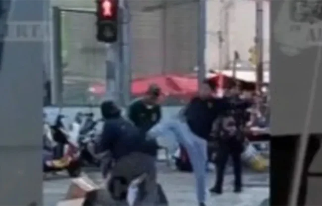 Los hechos ocurrieron afuera de la estación Hidalgo del Metro, donde los presuntos agresores estaban ubicados.