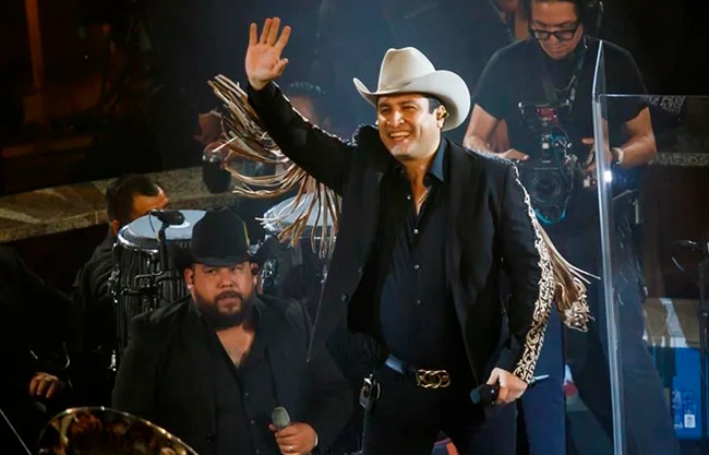 La posada de los mandos de la Secretaría de Seguridad de Jalisco tuvo una presencia inesperada: Julión Álvarez.