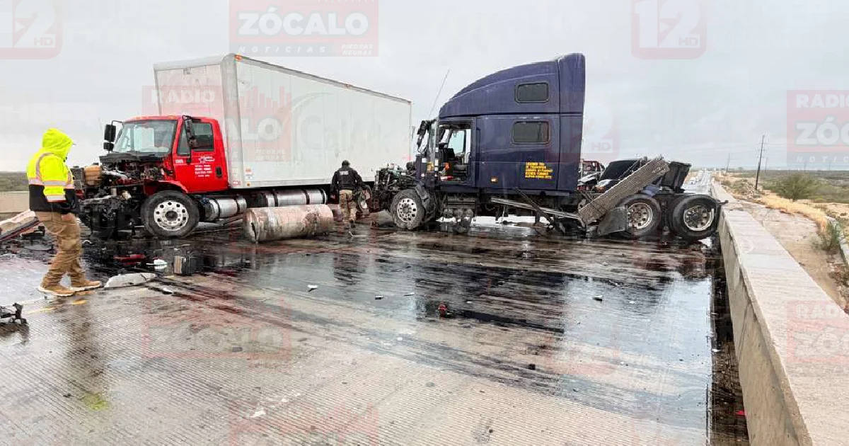 Chocan dos tractocamiones en el loop 480