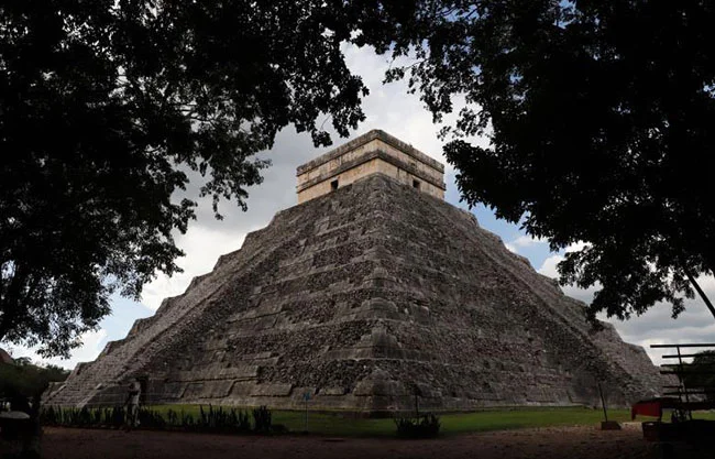 Custodio rompe las reglas y graba al interior de la pirámide de Chichén Itzá; INAH reacciona