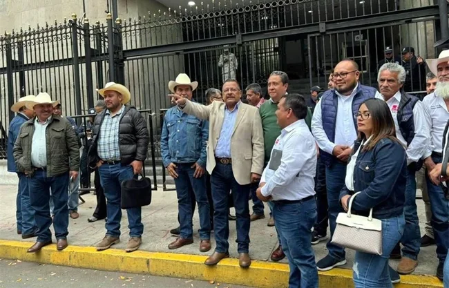 Recibe Segob a campesinos y transportistas; lanzan amago