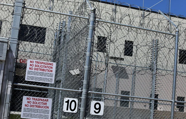 Revés judicial para Trump, jueza ordena permitir visitas sorpresa de congresistas a centros del ICE