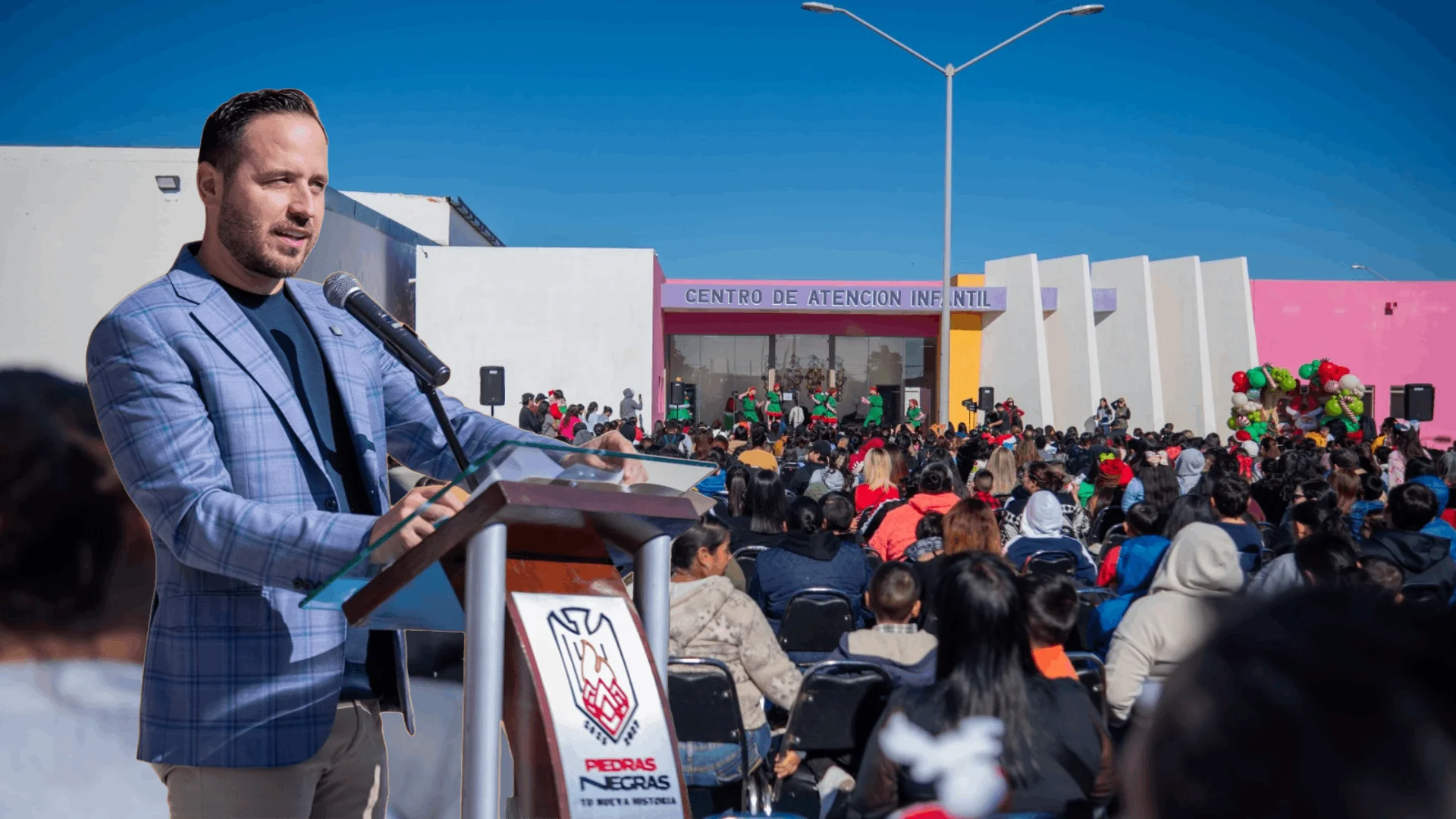 Durante el festejo se entregaron juguetes, se ofrecieron hotdogs, bolsitas de dulces y quequitos, además de disfrutar de una variedad de piñatas y un bonito show navideño que llenó de sonrisas y momentos de diversión a los asistentes