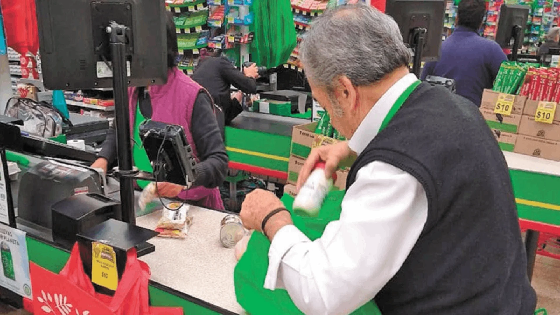 Aumenta demanda de adultos empacadores en centros comerciales