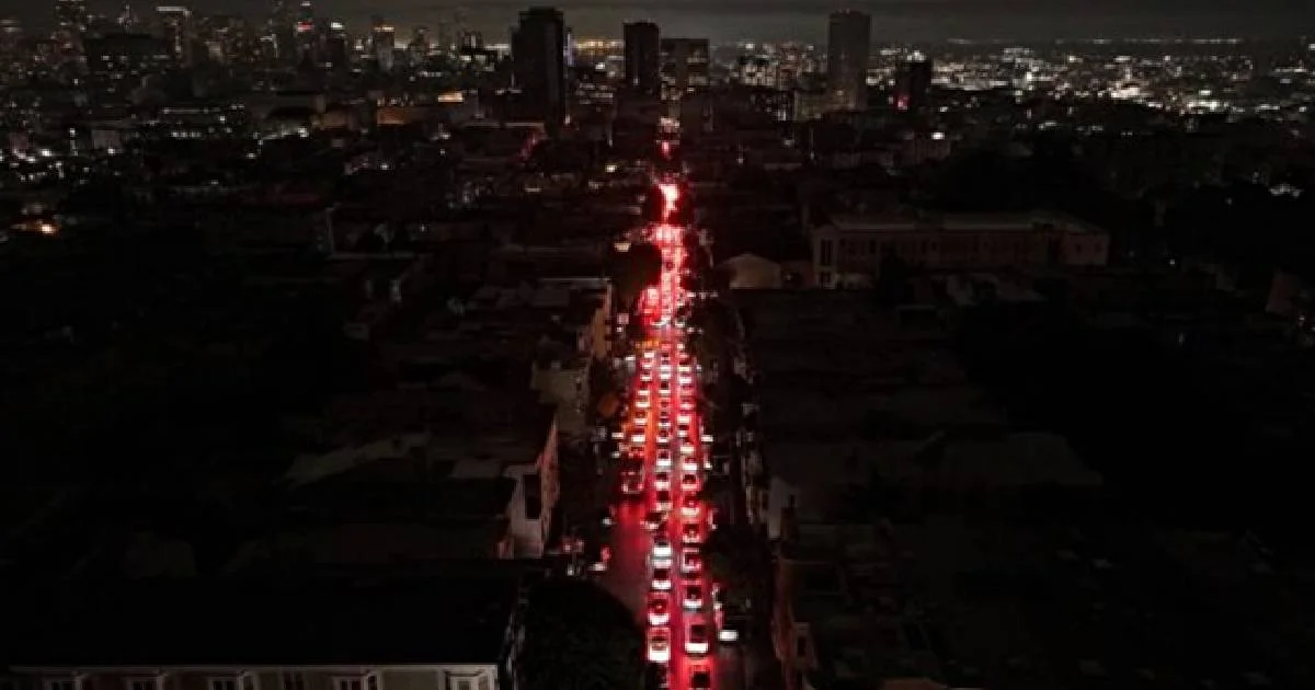 El corte eléctrico afectó el funcionamiento del transporte público y de varios semáforos en la ciudad.