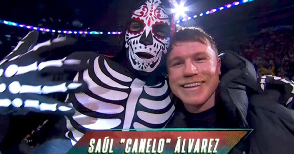 Canelo Álvarez sorprende en AAA Guerra de Titanes y desata la locura de los aficionados