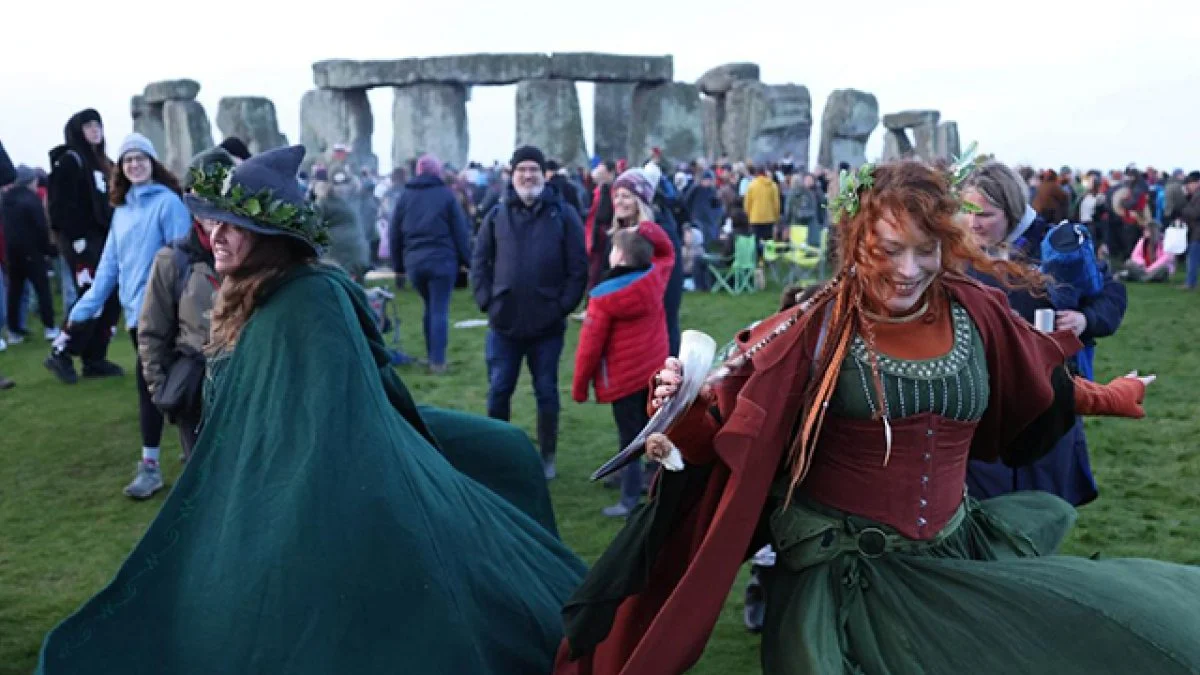 El solsticio de invierno reunió a 8 mil personas en Stonehenge, quienes lucieron atuendos paganos y celebraron al son de cánticos y bailes ancestrales