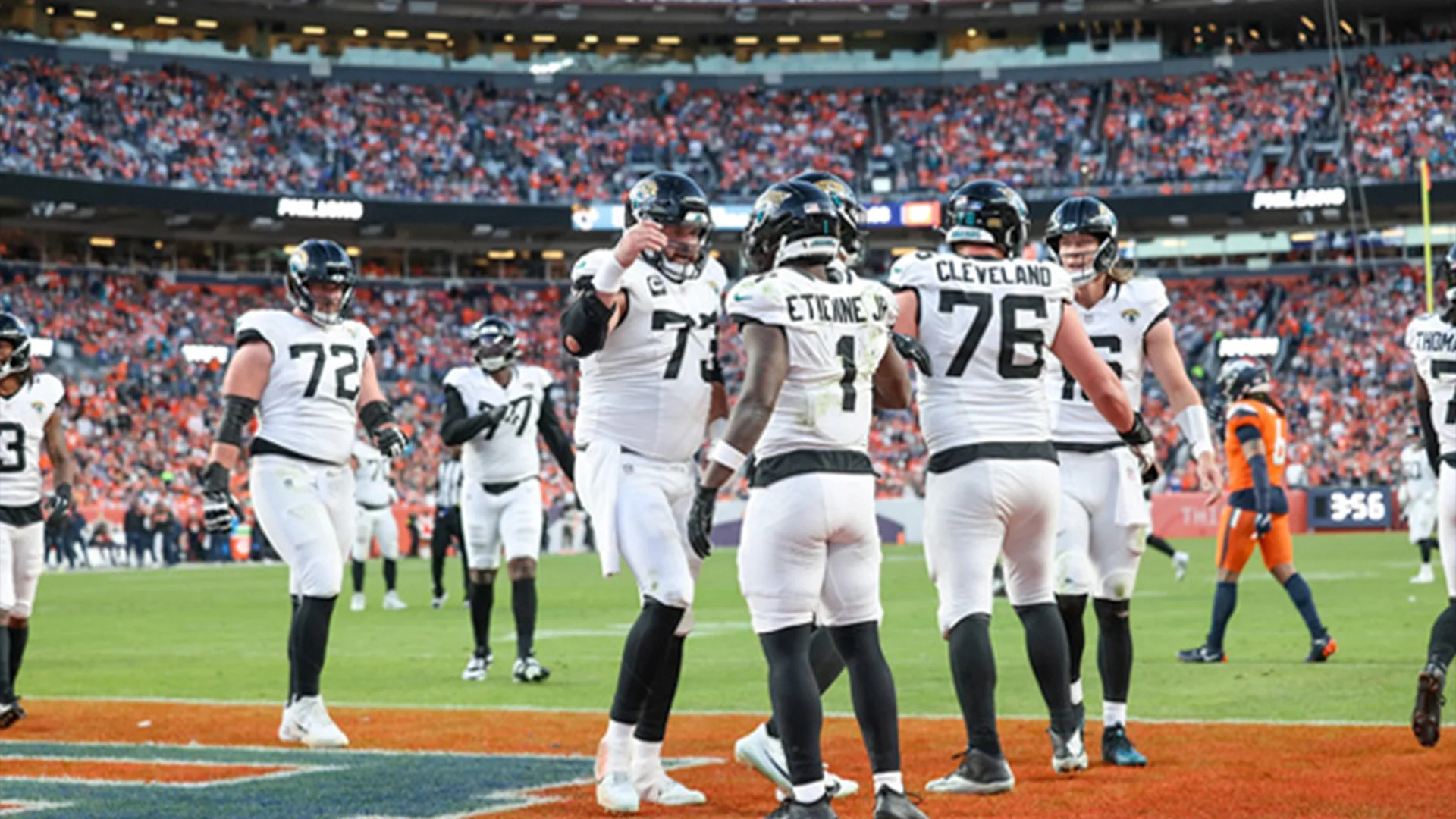 Bo Nix sufrió una pesadilla ante la defensiva de Jacksonville, mientras que Trevor Lawrence fue más efectivo y dio tres pases de touchdown.