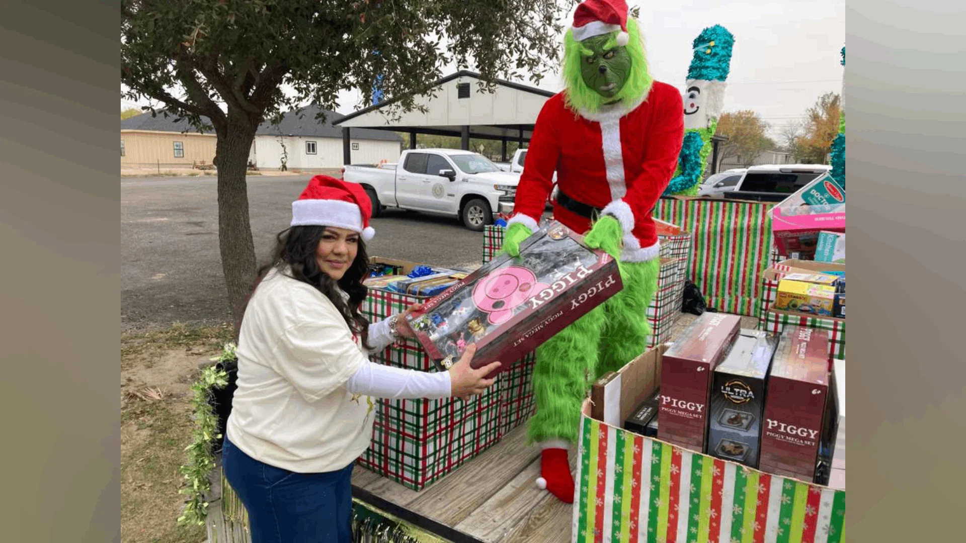Comisionada entrega cerca de 600 regalos
