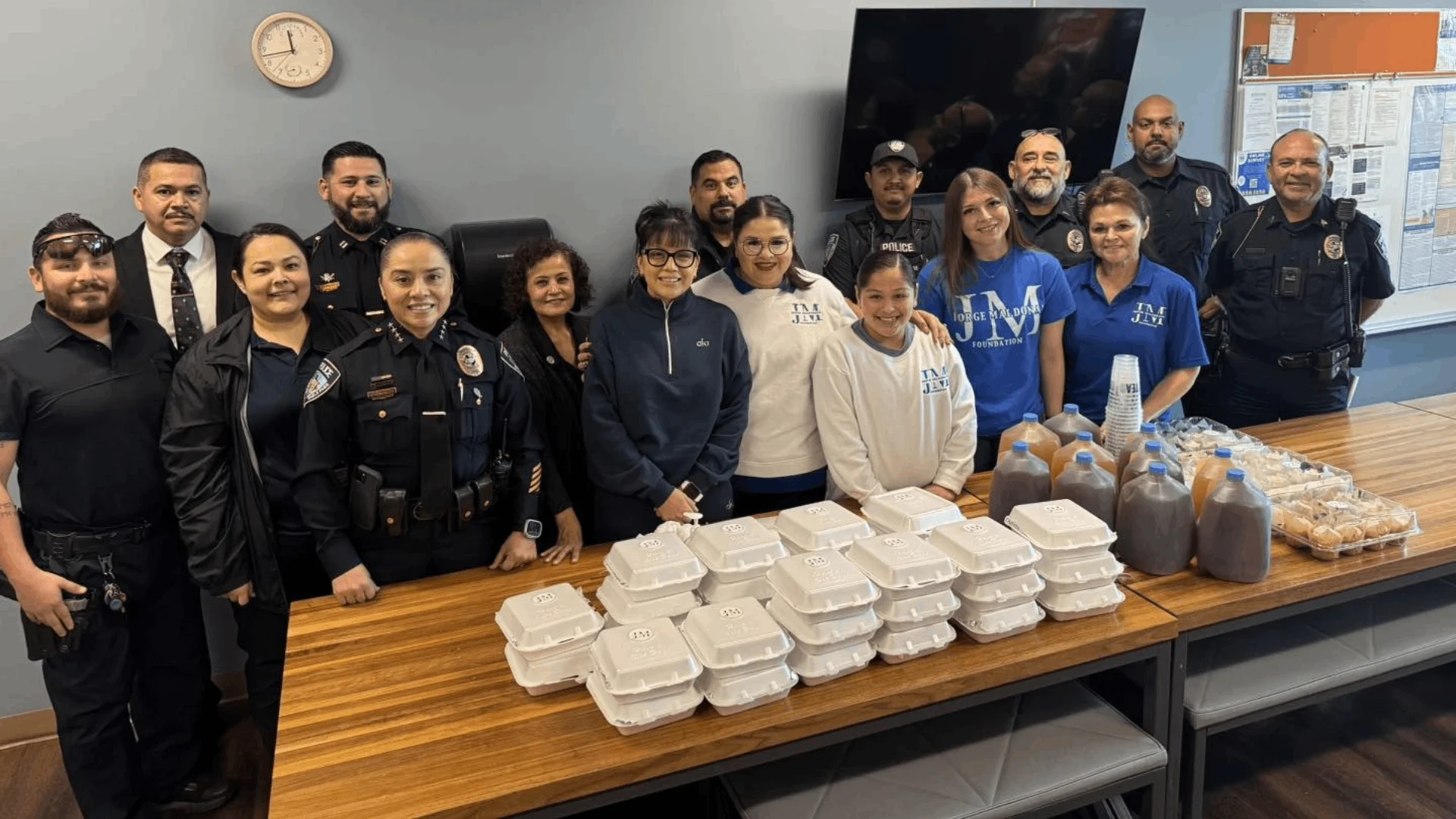 La Fundación Jorge Maldonado ofreció este día un almuerzo a los oficiales y al personal del Departamento de Policía de Eagle Pass, en agradecimiento por el esfuerzo desplegado durante las recientes operaciones de tráfico.