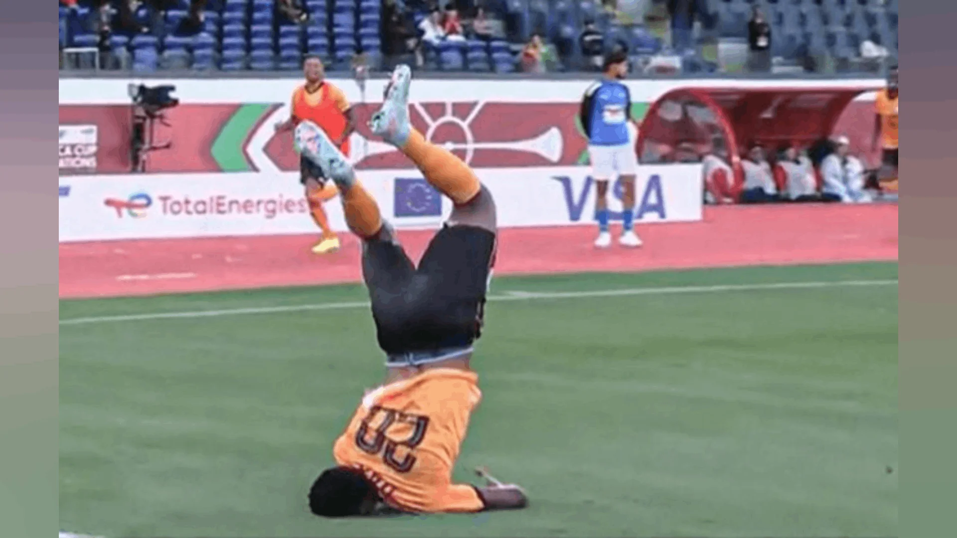 Patson Daka al momento de festejar su gol, quiso hacer una pirueta, pero la mano se le resbaló y su cabeza se impacta sobre el pasto.