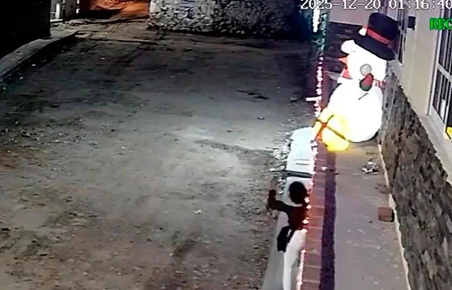 Los colonos han solicitado formalmente a las autoridades municipales intensificar los patrullajes nocturnos para identificar a la mujer