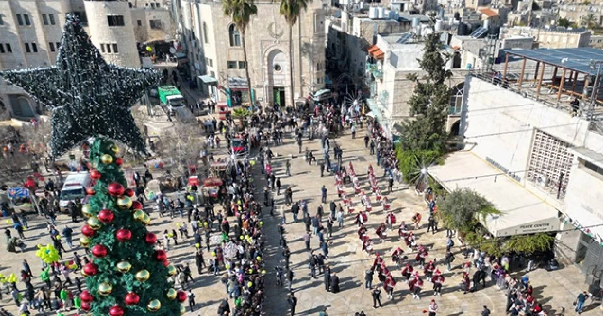 Jóvenes palestinos desfilaron en las calles de Belén, para dar inicio a la primera Navidad festiva después de dos años ensombrecidos por la guerra