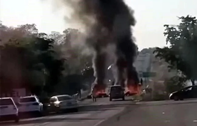 Bloquean vía en Michoacán por desaparecidos