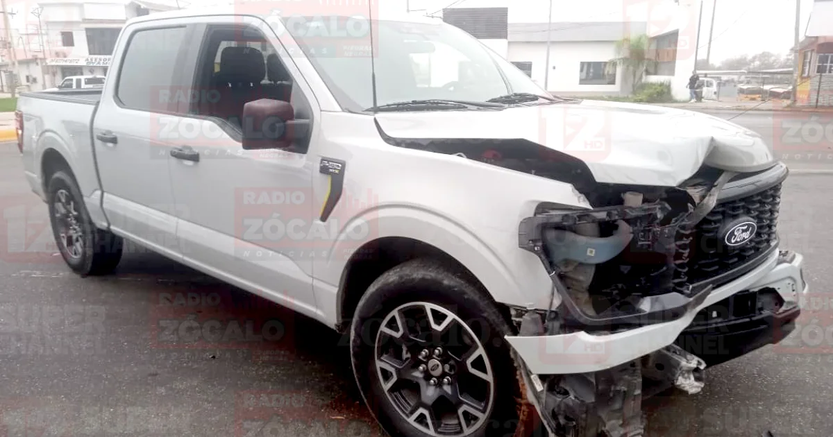 Conductor estrella camioneta contra poste de concreto