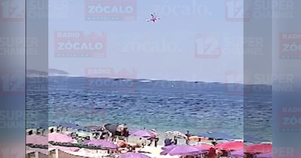 Así se desplomó un avión con publicidad frente a la playa de Copacabana; murió el piloto