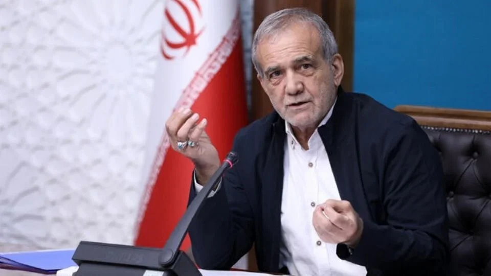 "Nos están cercando por todos los frentes, nos están poniendo bajo presión y en aprietos, nos crean problemas económicos, culturales, políticos y de seguridad", acusó el mandatario iraní Masud Pezeshkian.