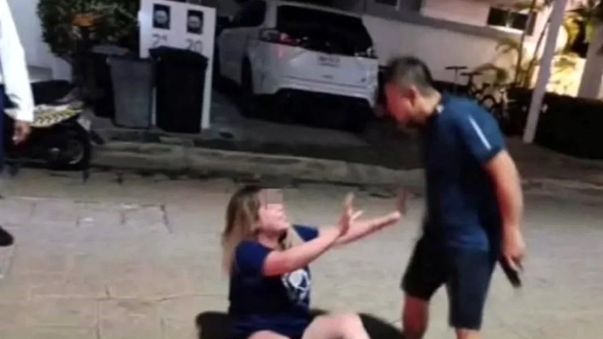 Exhiben a juez penal agrediendo a mujer en Cancún