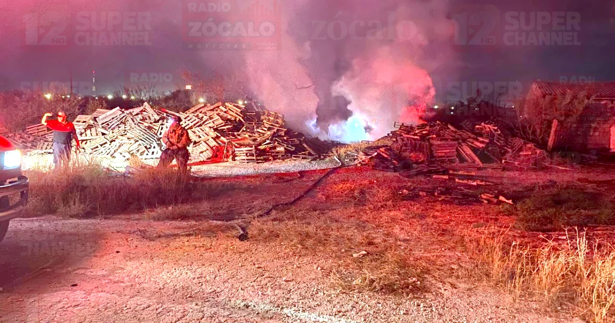 Incendio consume tarimas de frutería en Lomas de la Villa; Bomberos lograron controlarlo