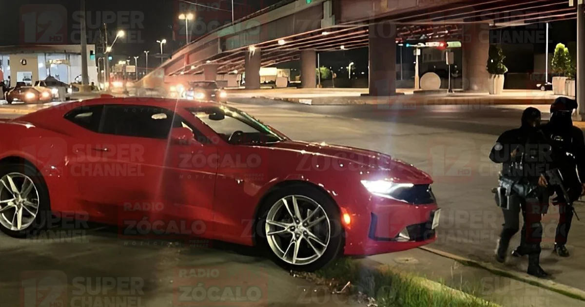 Durante la maniobra, intentó subir por la banqueta, lo que provocó que el automóvil quedara inmovilizado, imposibilitando continuar su marcha.