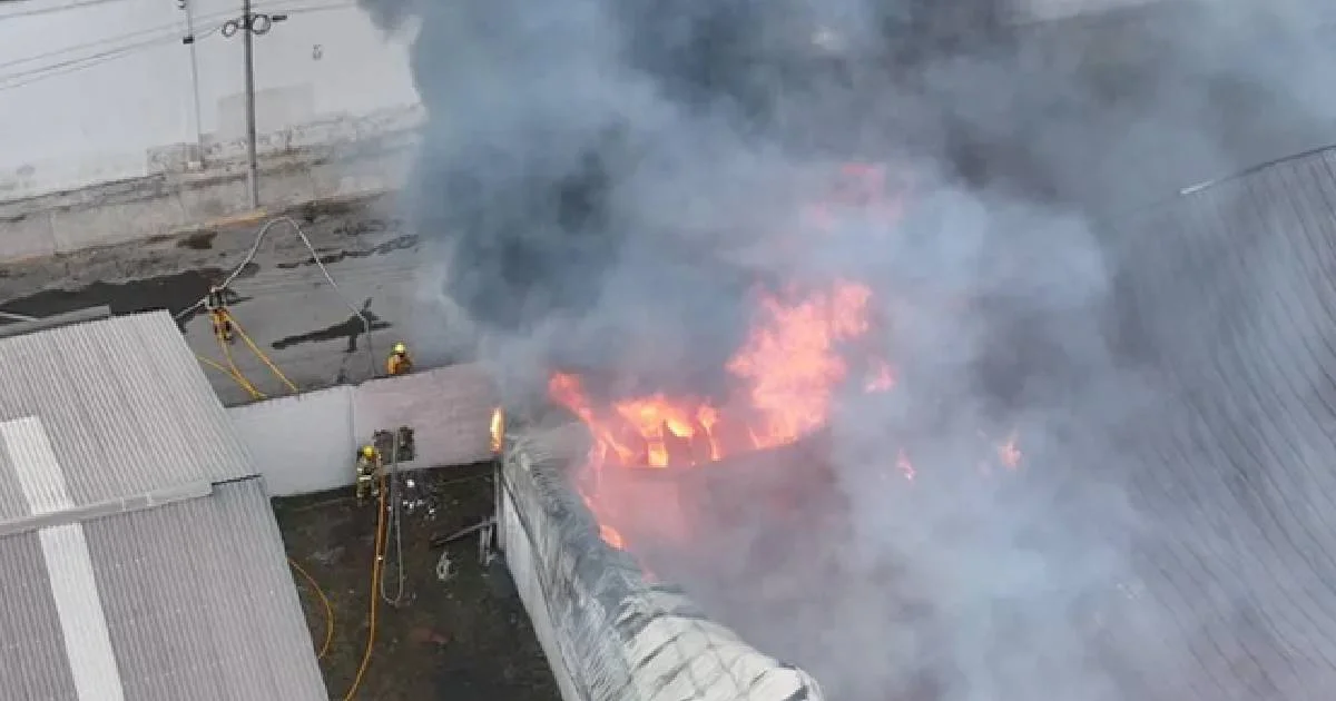 Incendio consume almacén de insumos en colonia Del Norte en Monterrey