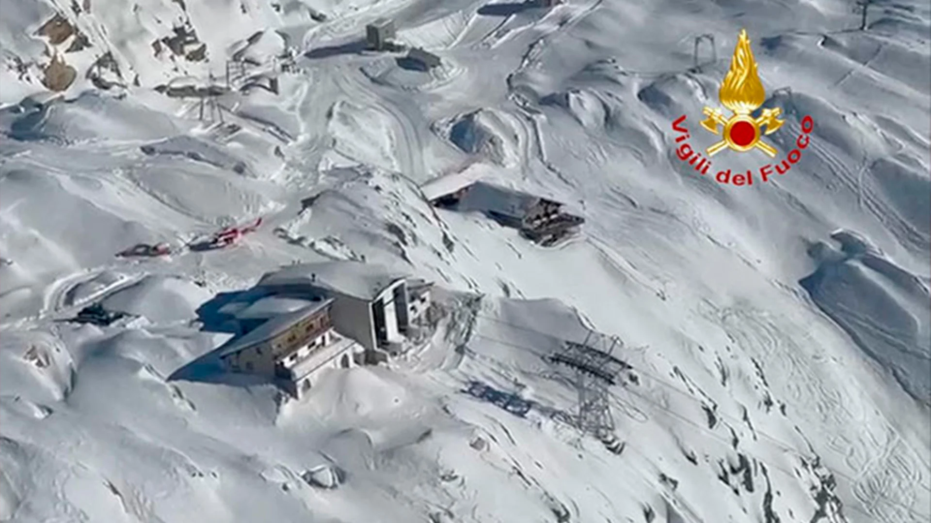 Una cabina no se detuvo en el punto previsto y chocó contra la barrera de la estación de llegada.