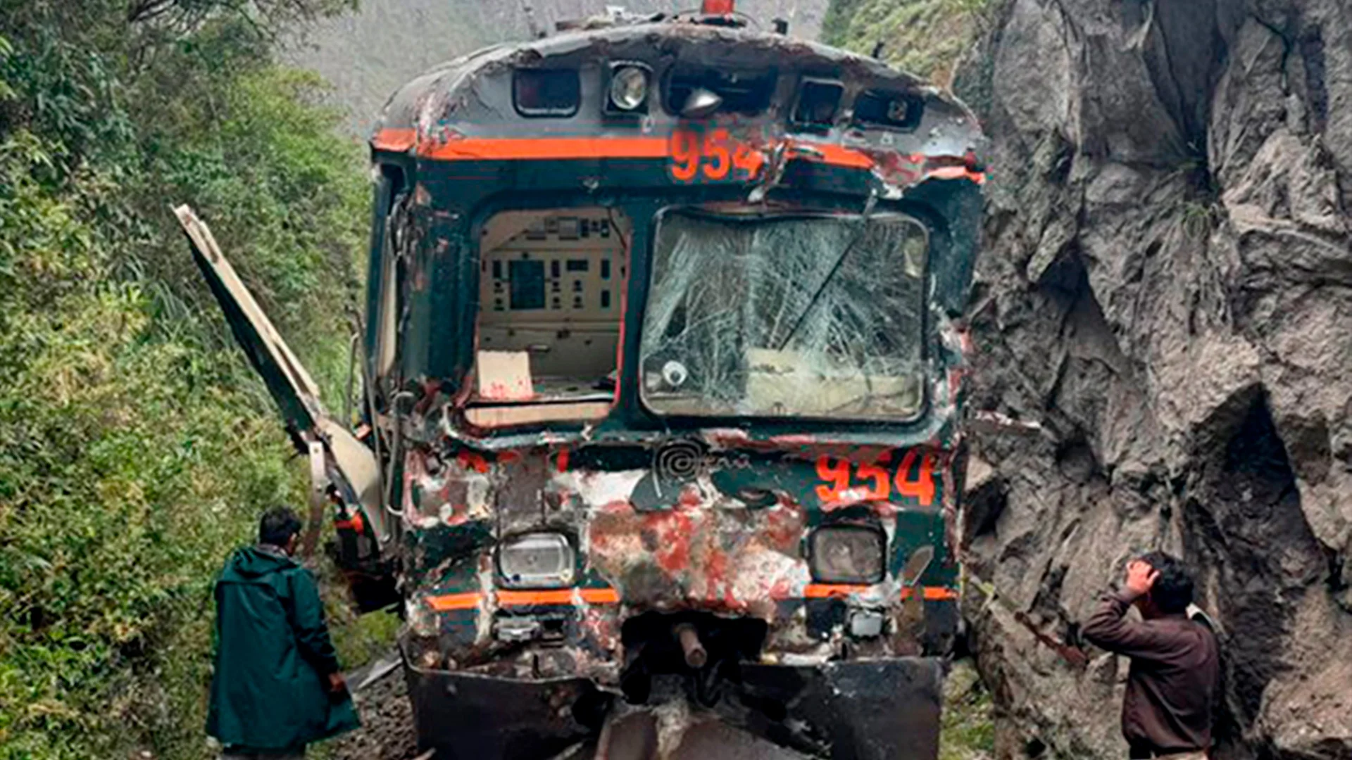 Un total de 107 turistas, entre peruanos y extranjeros, resultaron heridos en el choque frontal entre dos trenes en Perú.