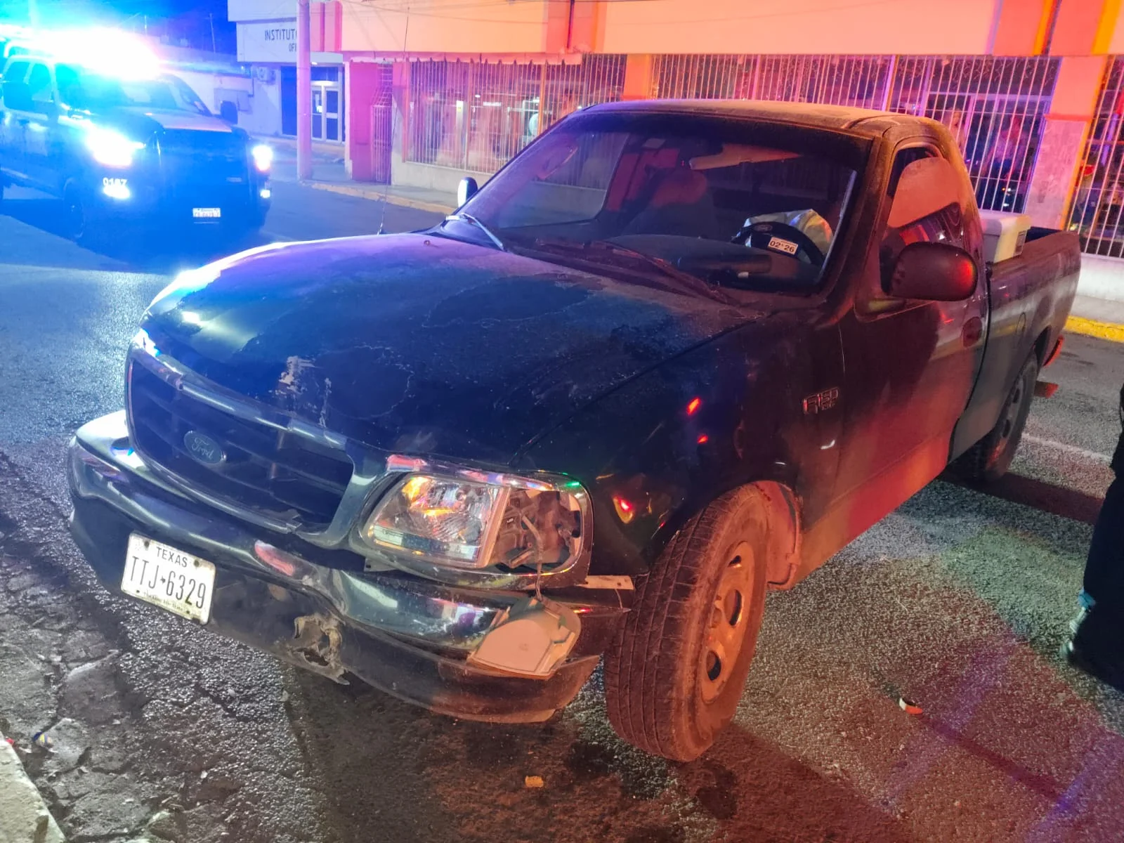 Conductor se estrella contra poste en la zona centro