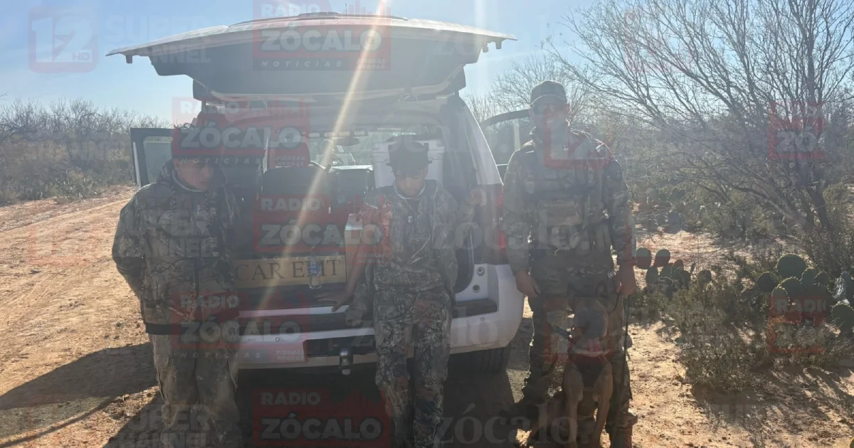 Los migrantes vestían ropa de camuflaje al momento de la intervención en un área despoblada del condado de Dimmit, a unas 50 millas al este de Eagle Pass.