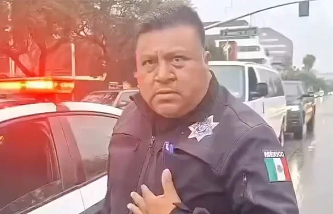 Exhiben corrupción policial en Tijuana: Oficial devuelve 60 dólares a turista tras confrontación con presidente de Canaco