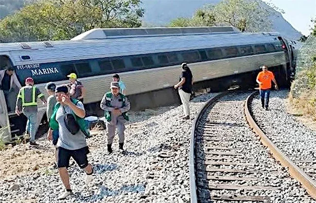 Suman 14 muertos por el descarrilamiento del Tren Interoceánico, informa Semar