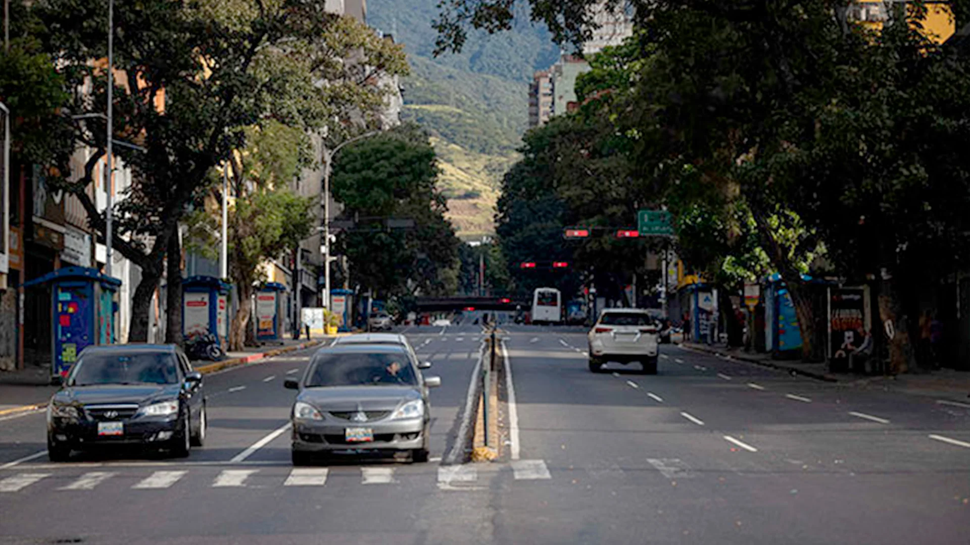 En un domingo con una extraña tranquilidad y una escasa presencia policial, pocos comercios estaban abiertos.