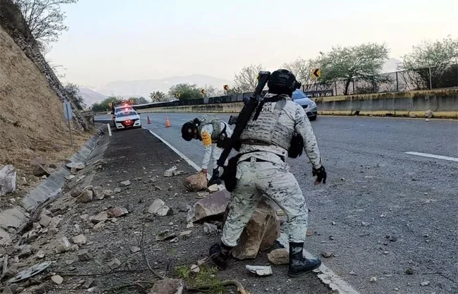Protección Civil reportó que el sismo provocó derrumbes carreteros, fugas de gas, así como daños en viviendas, inmuebles y hospitales